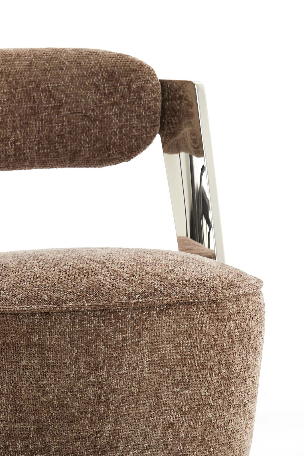 Nahaufnahme eines Sessels mit braunem Stoffbezug und verchromtem Metallrahmen, seitliche Perspektive