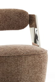 Nahaufnahme eines Sessels mit braunem Stoffbezug und verchromtem Metallrahmen, seitliche Perspektive