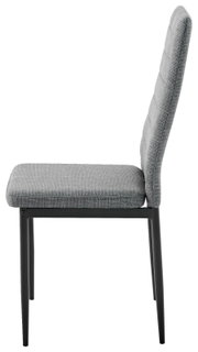 Zijaanzicht van een grijze stoel met gestoffeerde zitting en rugleuning, zwart metalen frame.