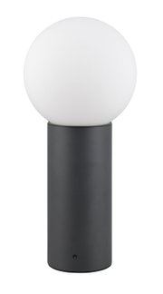 Moderne buitenplafondlamp met een bolvormige, witte lampenkap en een cilindrische, zwarte voet, afgebeeld van voren.