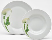 Zwei weiße Porzellanteller mit Calla-Blumenmotiv in Grün und Creme, frontal in leichter Schrägansicht vor weißem Hintergrund (ein flacher Teller und ein tiefer Suppenteller).