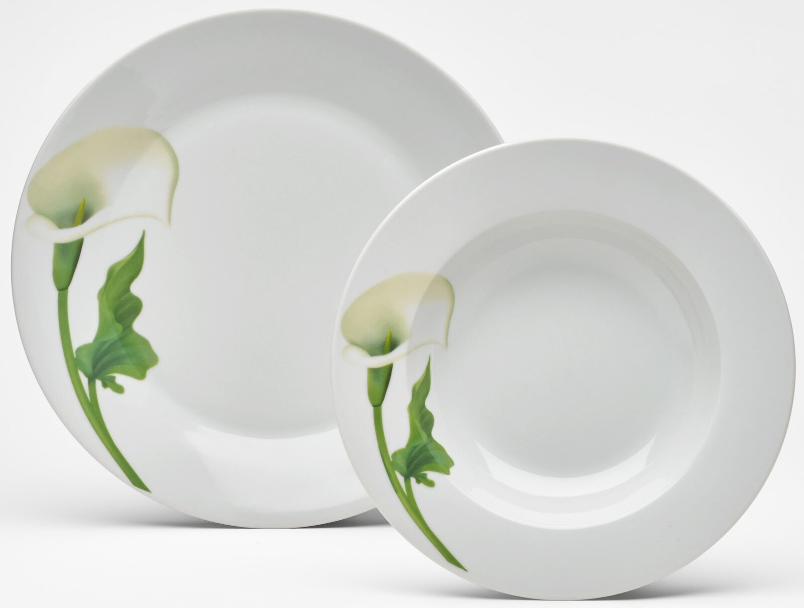Zwei weiße Porzellanteller mit Calla-Blumenmotiv in Grün und Creme, frontal in leichter Schrägansicht vor weißem Hintergrund (ein flacher Teller und ein tiefer Suppenteller).