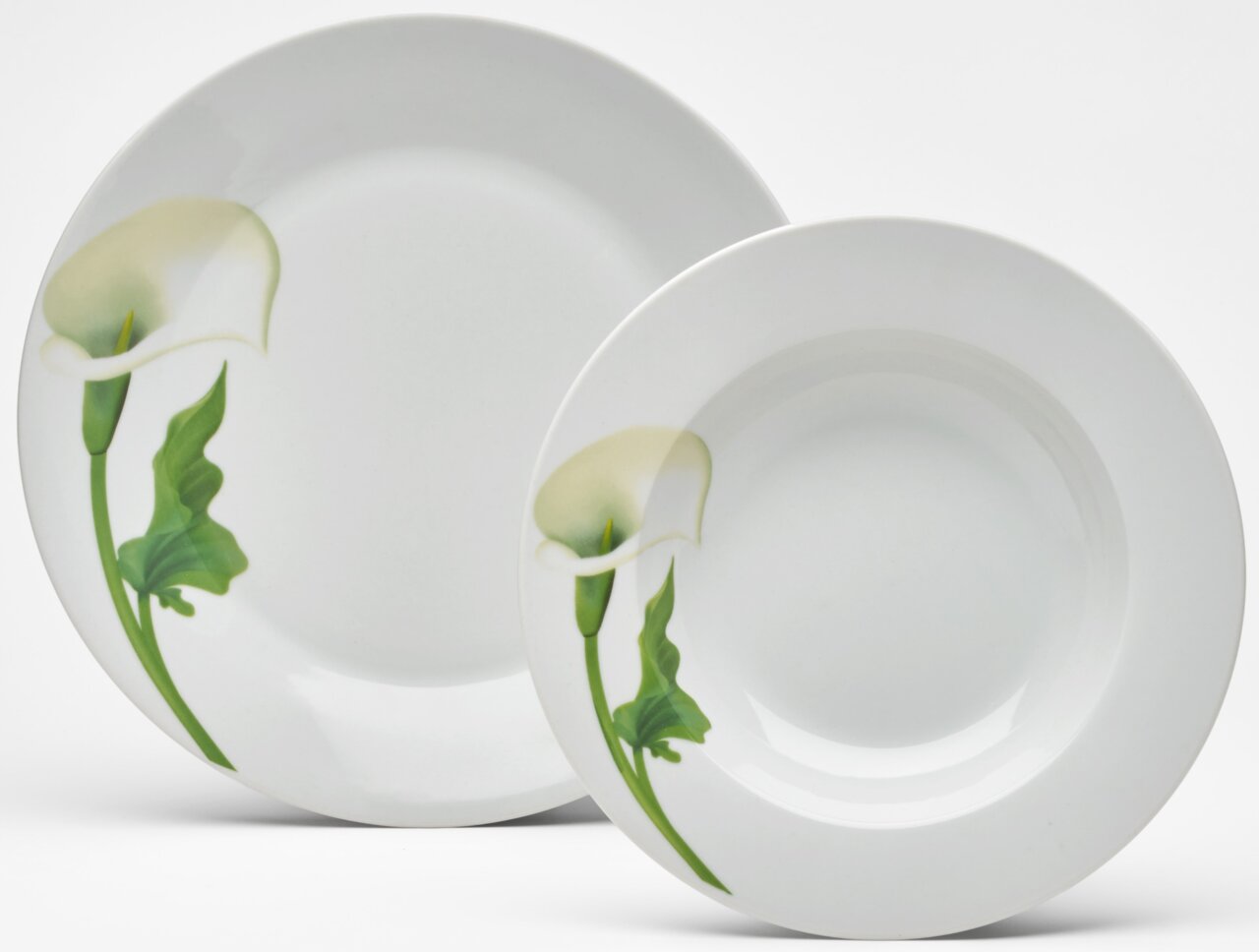 Zwei weiße Porzellanteller mit Calla-Blumenmotiv in Grün und Creme, frontal in leichter Schrägansicht vor weißem Hintergrund (ein flacher Teller und ein tiefer Suppenteller).
