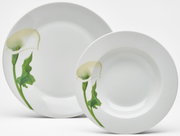 Zwei weiße Porzellanteller mit Calla-Blumenmotiv in Grün und Creme, frontal in leichter Schrägansicht vor weißem Hintergrund (ein flacher Teller und ein tiefer Suppenteller).
