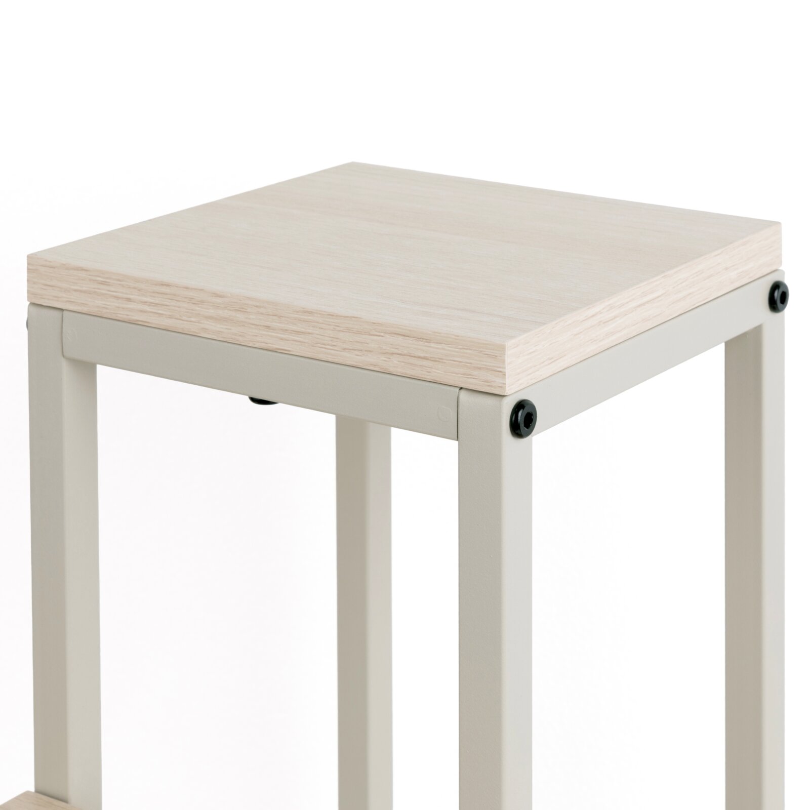 Quadratischer Beistelltisch mit heller Holzplatte und weißem Metallgestell, schräg von oben in Frontansicht fotografiert