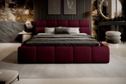 Een modern gestoffeerd bedframe in een stijlvolle slaapkamer, gefotografeerd van voren. Het bed heeft een diep, wijnrood hoofdeinde en voeteneinde, omgeven door elegante decoratie en verlichting.