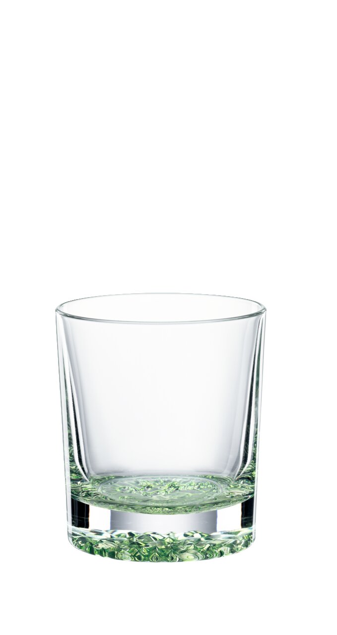 Trinkbecher aus Glas mit grünem Boden, frontal fotografiert.