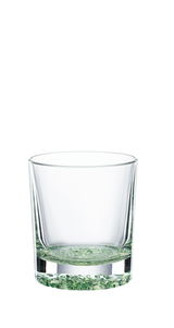 Trinkbecher aus Glas mit grünem Boden, frontal fotografiert.