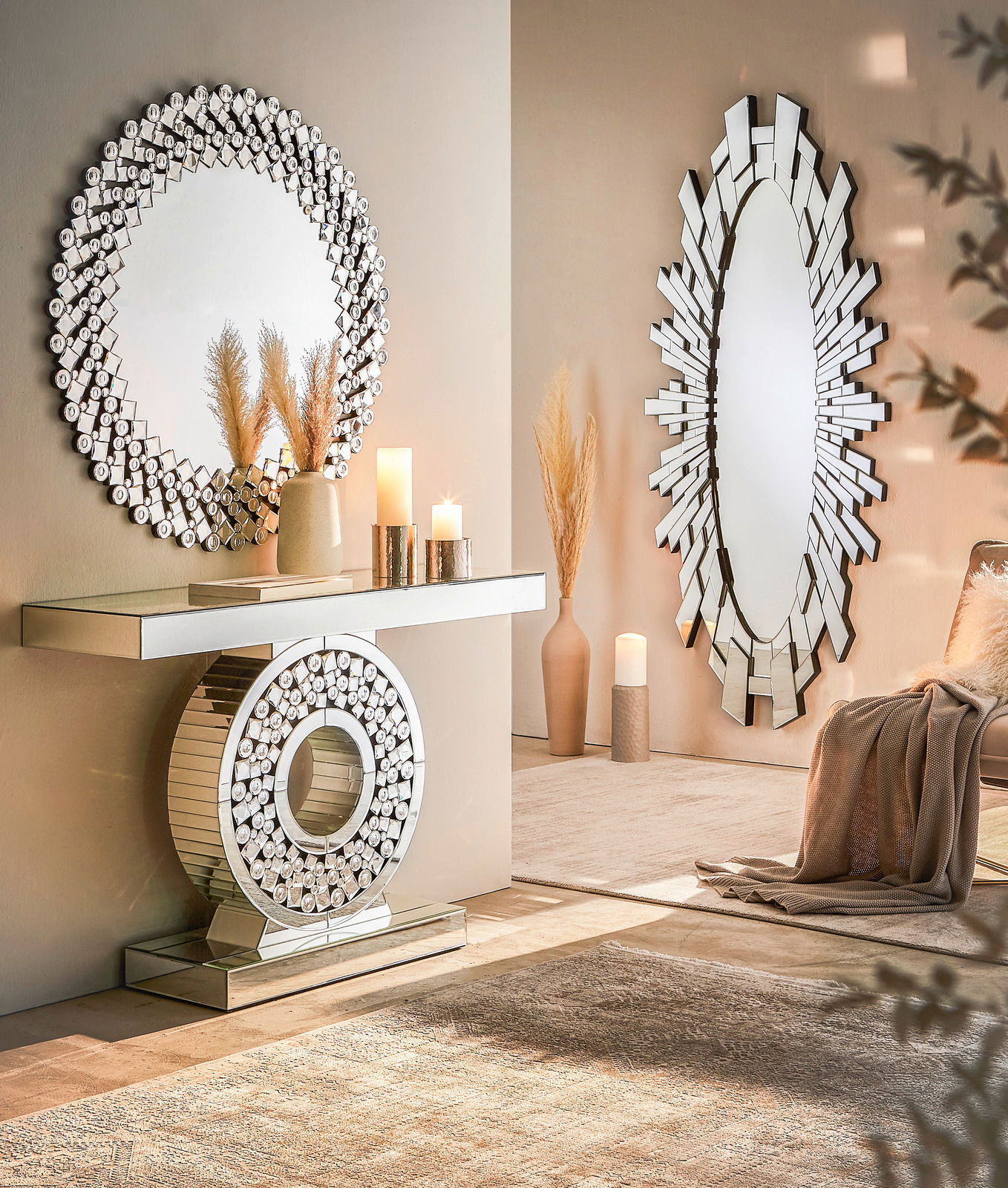 Moderner Konsolentisch mit rundem Spiegel, dekoriert mit Kerzen und Vasen, in einem stilvollen Wohnzimmerambiente, seitliche Perspektive.