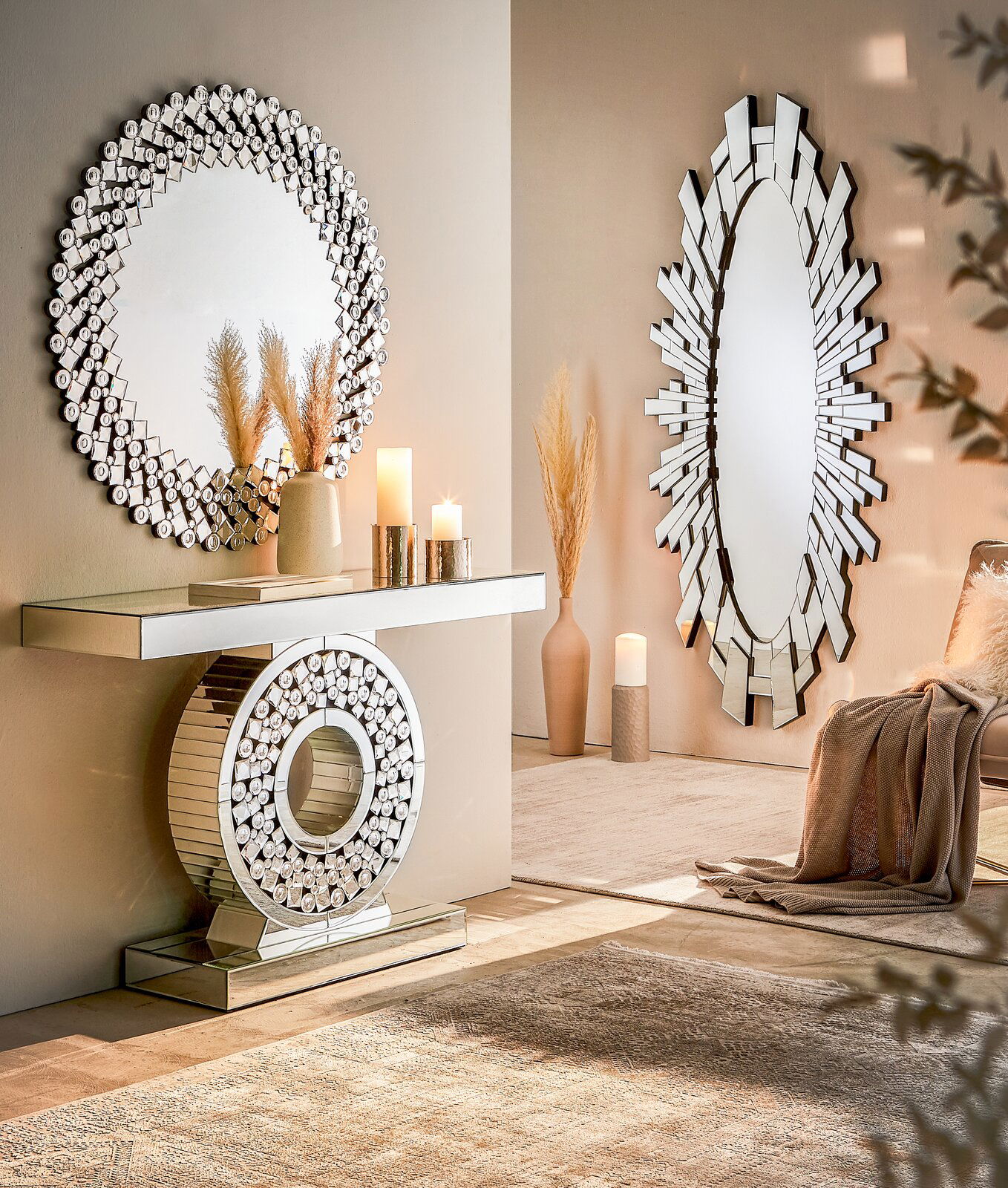 Moderner Konsolentisch mit rundem Spiegel, dekoriert mit Kerzen und Vasen, in einem stilvollen Wohnzimmerambiente, seitliche Perspektive.