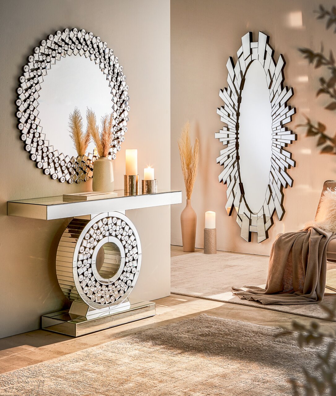 Moderner Konsolentisch mit rundem Spiegel, dekoriert mit Kerzen und Vasen, in einem stilvollen Wohnzimmerambiente, seitliche Perspektive.