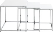 Dreiteiliges Satztisch-Set mit weißen quadratischen Tischplatten und verchromtem Metallgestell, ineinander schiebbar, in schräger Frontansicht