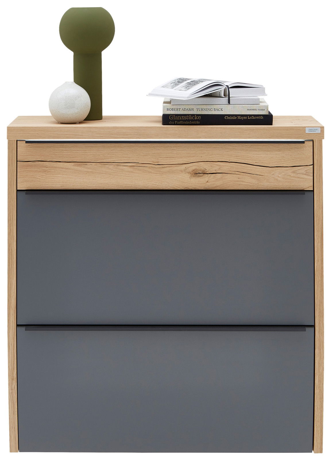 Moderner Hängeschuhschrank mit Holz- und Grauelementen, dekoriert mit Büchern und Vasen, Frontalansicht.