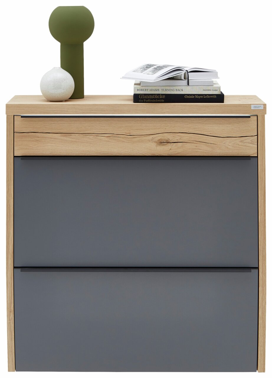 Moderne hangende schoenenkast met houten en grijze elementen, versierd met boeken en vazen, vooraanzicht.