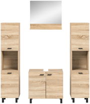 Frontale Ansicht einer Badkombination aus hellem Holz mit zwei hohen Schränken, einem Waschbeckenunterschrank und einem Spiegel.