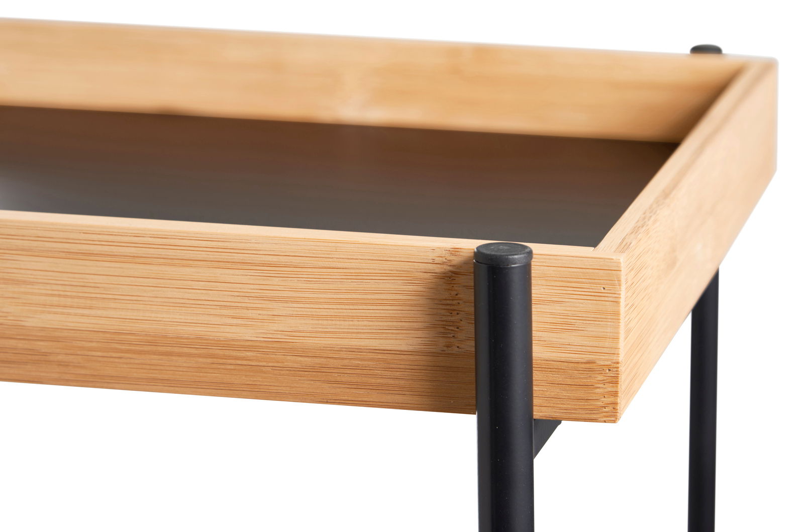 Nahaufnahme eines Servierwagens mit zwei Ablagen, Holzrahmen und schwarzen Metallbeinen, seitliche Perspektive.