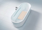 Beige Wanneneinlage Mirasol in einer weißen Badewanne aus der Vogelperspektive