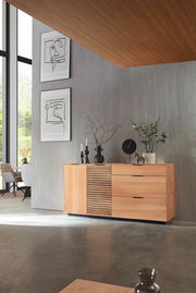Modernes Sideboard aus Holz mit Schubladen und Lamellentür, seitliche Perspektive, dekoriert mit Vasen und Uhr.