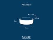 Weiße Pastabowl (700 ml) mit Maßen 19 cm Durchmesser und 5 cm Höhe, seitliche Ansicht mit leichtem Blick von oben auf blauem Hintergrund