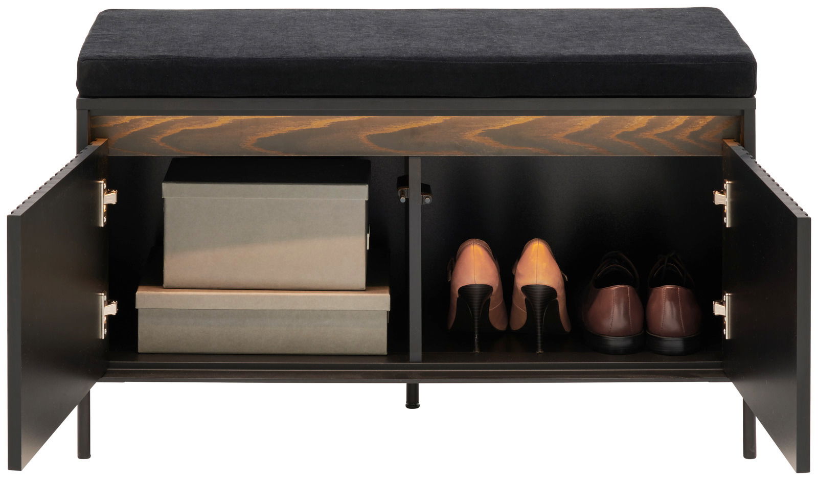 Garderobenbank mit geöffneter Frontansicht, zeigt Stauraum mit Schuhen und Kartons.