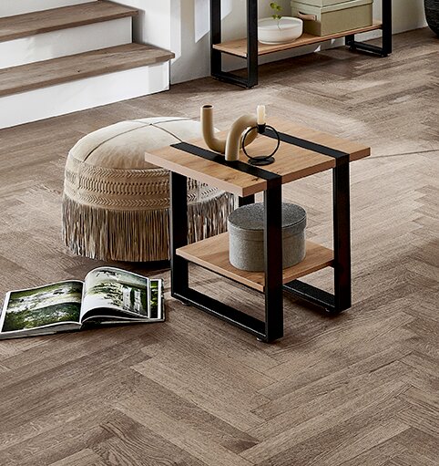 Zurbrüggen Beistelltisch Moderner quadratischer Beistelltisch aus Holz mit schwarzem Metallgestell und Ablage, in Wohnzimmer-Setting mit Deko, perspektivisch leicht von oben und schräg von vorn fotografiert.