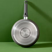 Wokpfanne 28cm Renewal, Ansicht von unten mit grünem Hintergrund