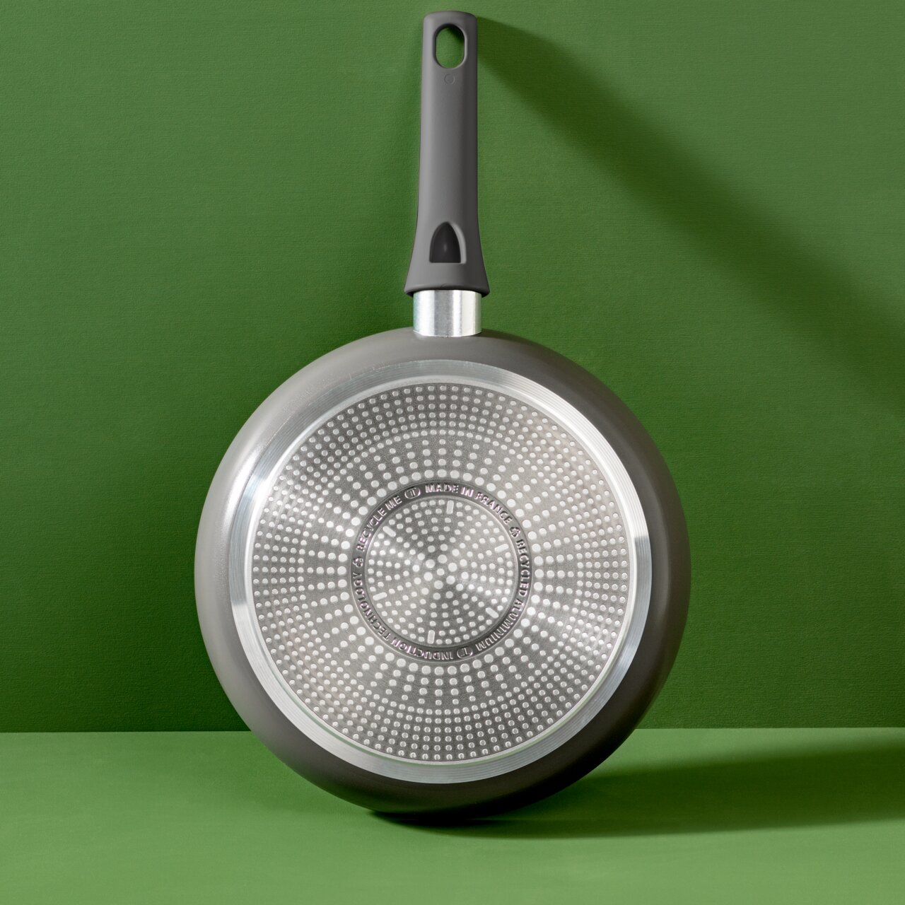 Wokpfanne 28cm Renewal, Ansicht von unten mit grünem Hintergrund