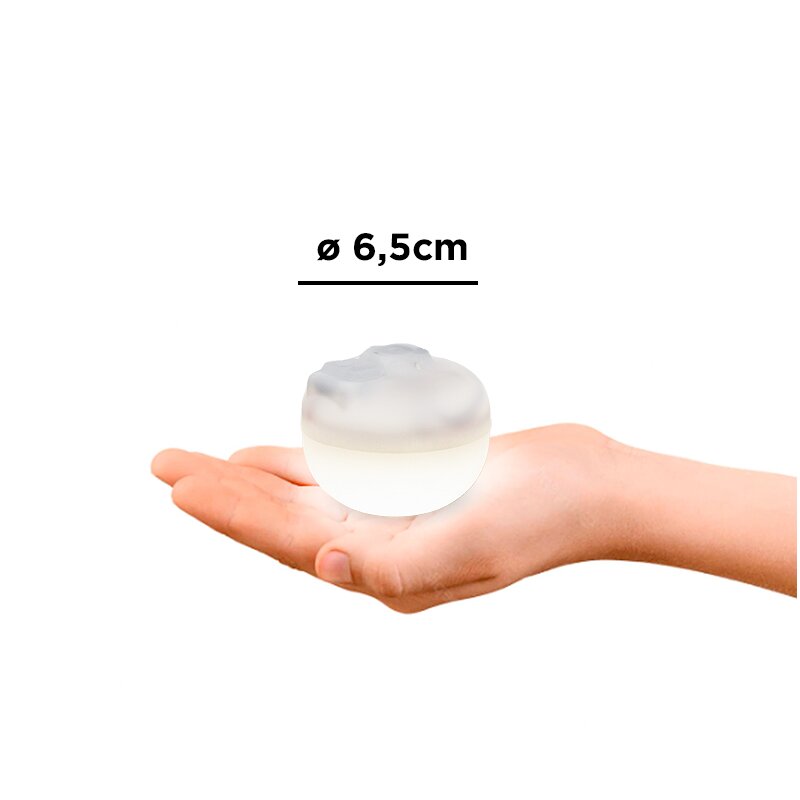 Kleine ronde blik/bakje (Ø 6,5 cm) in een uitgestrekte hand, gezien van bovenaf/licht schuin tegen een witte achtergrond