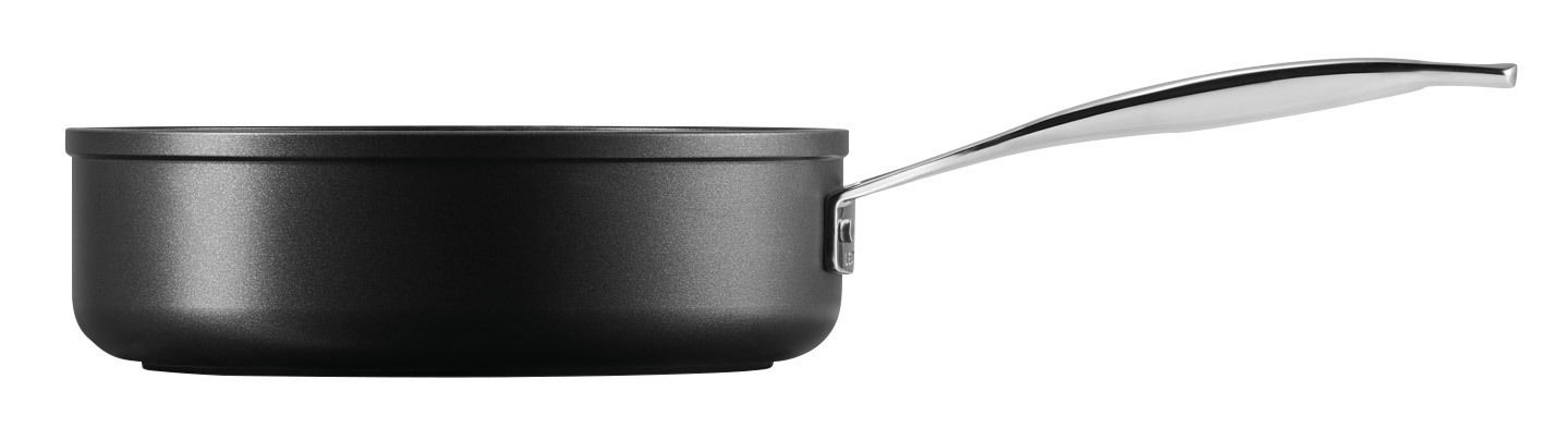 Seitenansicht einer schwarzen Aluminium-Antihaft-Sautierpfanne mit silbernem Griff