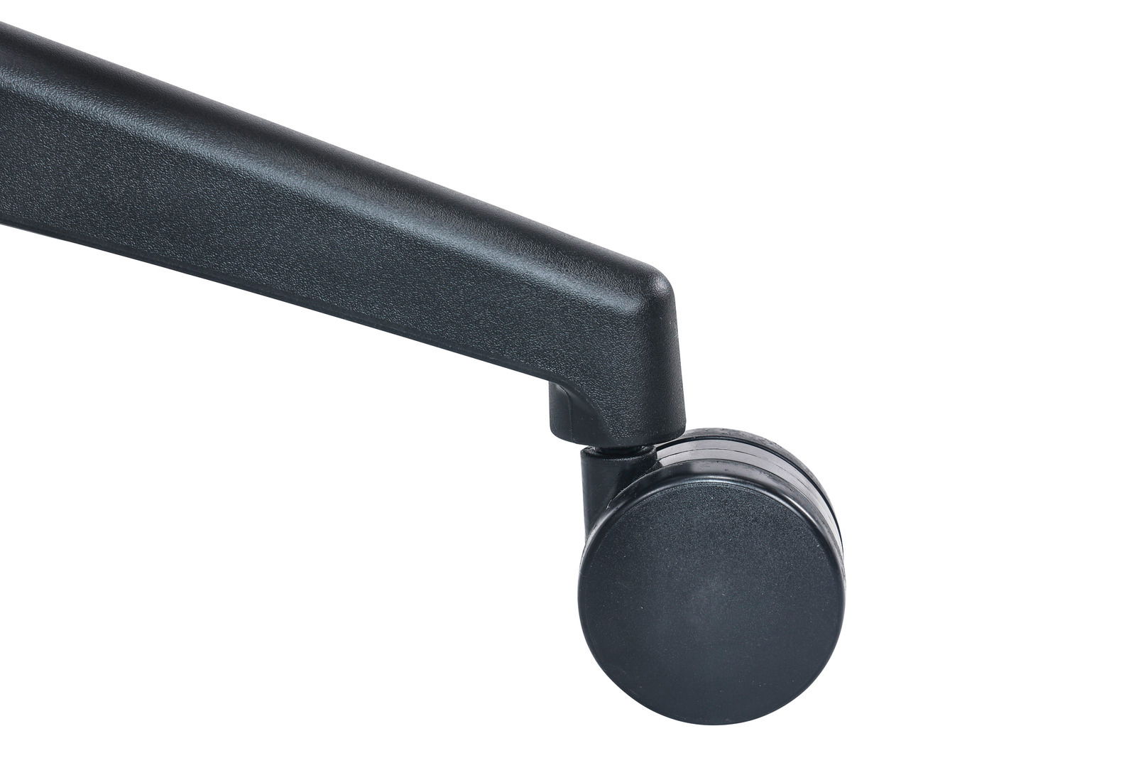 Nahaufnahme eines schwarzen Stuhlbeins mit Rolle, seitliche Perspektive