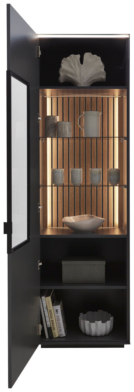 Geöffnete Vitrine mit dekorativen Objekten, darunter Keramikgefäße und Bücher, aus einer frontalen Perspektive.