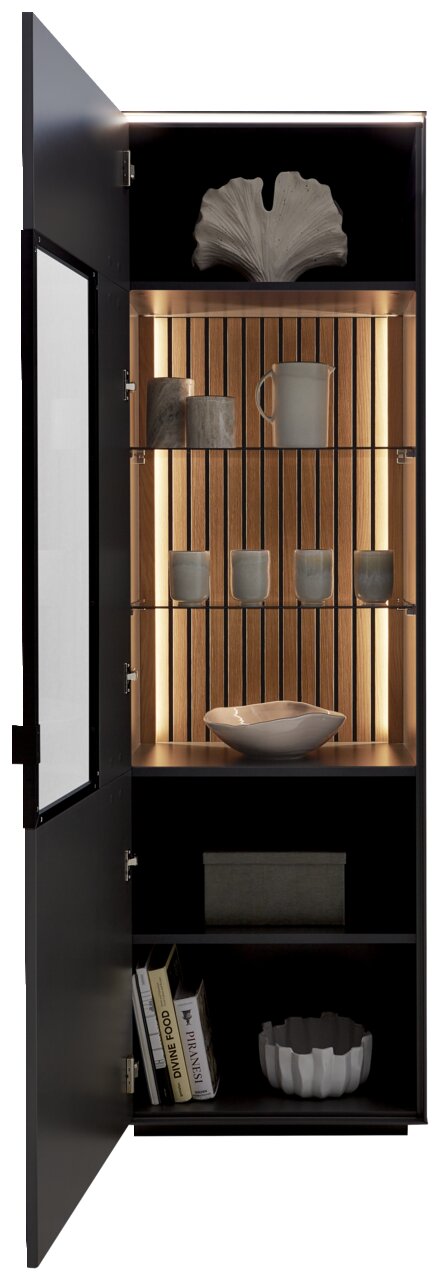 Geöffnete Vitrine mit dekorativen Objekten, darunter Keramikgefäße und Bücher, aus einer frontalen Perspektive.