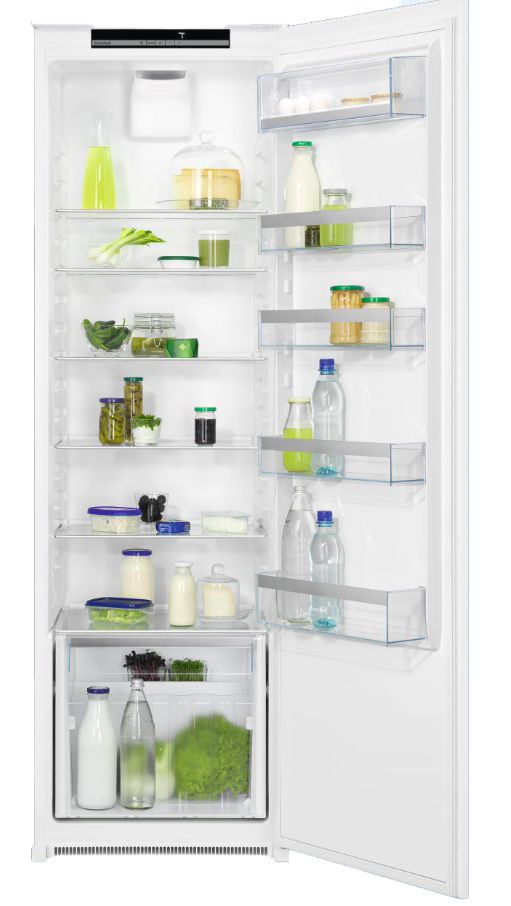 Offener Einbaukühlschrank mit mehreren Regalen, gefüllt mit verschiedenen Lebensmitteln und Getränken, aus frontaler Perspektive.