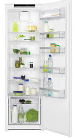 Offener Einbaukühlschrank mit mehreren Regalen, gefüllt mit verschiedenen Lebensmitteln und Getränken, aus frontaler Perspektive.