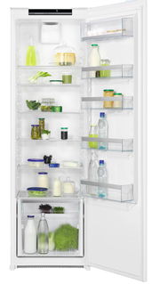 Offener Einbaukühlschrank mit mehreren Regalen, gefüllt mit verschiedenen Lebensmitteln und Getränken, aus frontaler Perspektive.