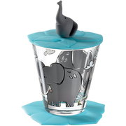 Kindertrinkset mit Elefantenmotiv, bestehend aus einem Glas mit blauem Deckel und Elefantenfigur, seitliche Perspektive
