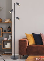 Moderne Stehleuchte mit drei verstellbaren Leuchten in einem gemütlichen Wohnzimmer, seitliche Perspektive