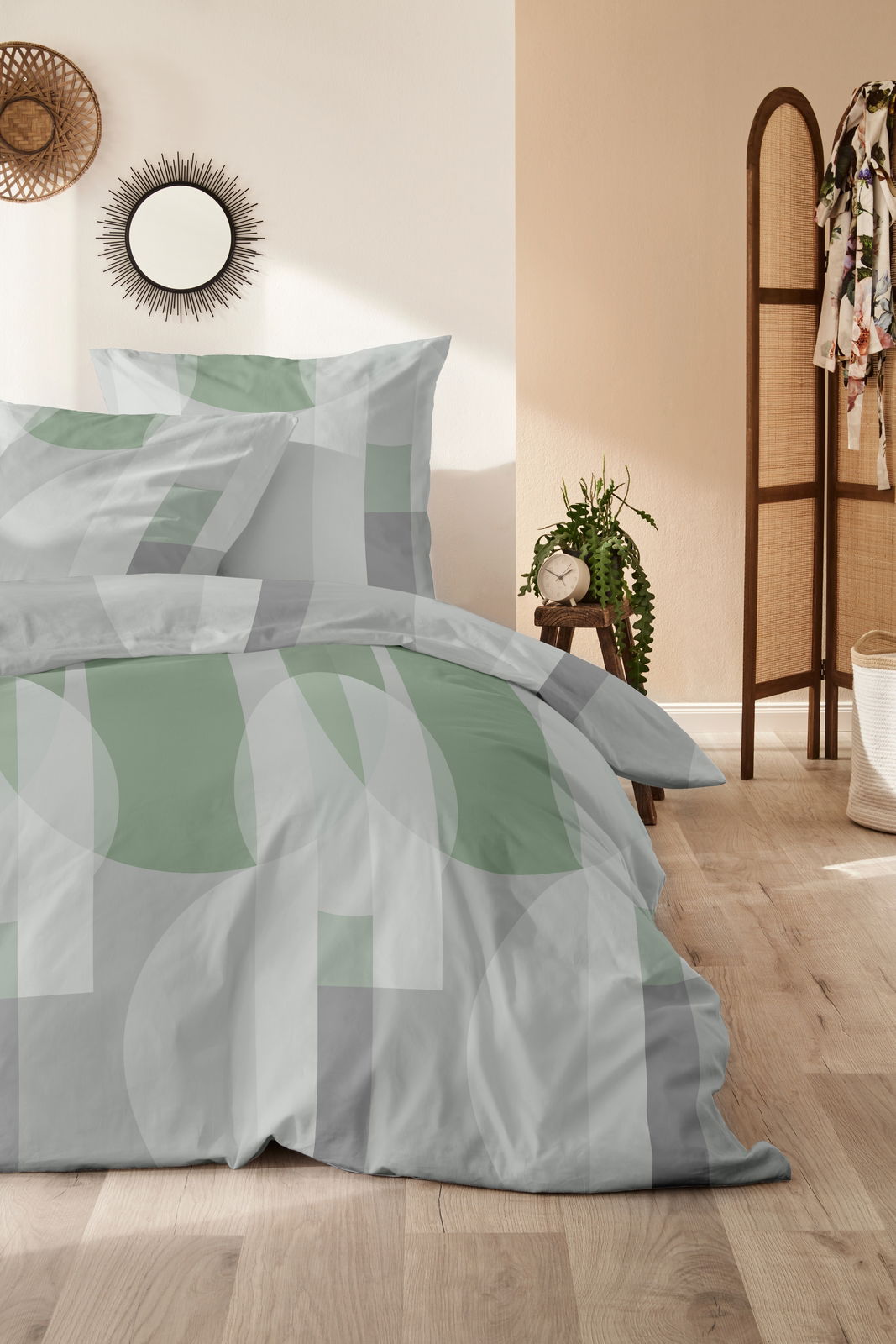 Bettwäsche-Set 155x220cm mit geometrischem Muster in Grün- und Grautönen, seitliche Perspektive im Schlafzimmer.