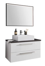 Moderne Badkombination mit rechteckigem Spiegel, Waschbecken und Unterschrank in Frontalansicht.
