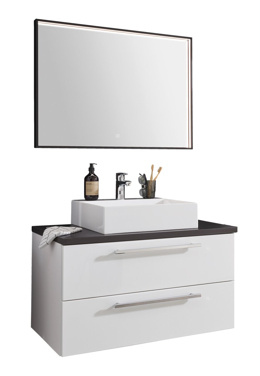 Moderne Badkombination mit rechteckigem Spiegel, Waschbecken und Unterschrank in Frontalansicht.