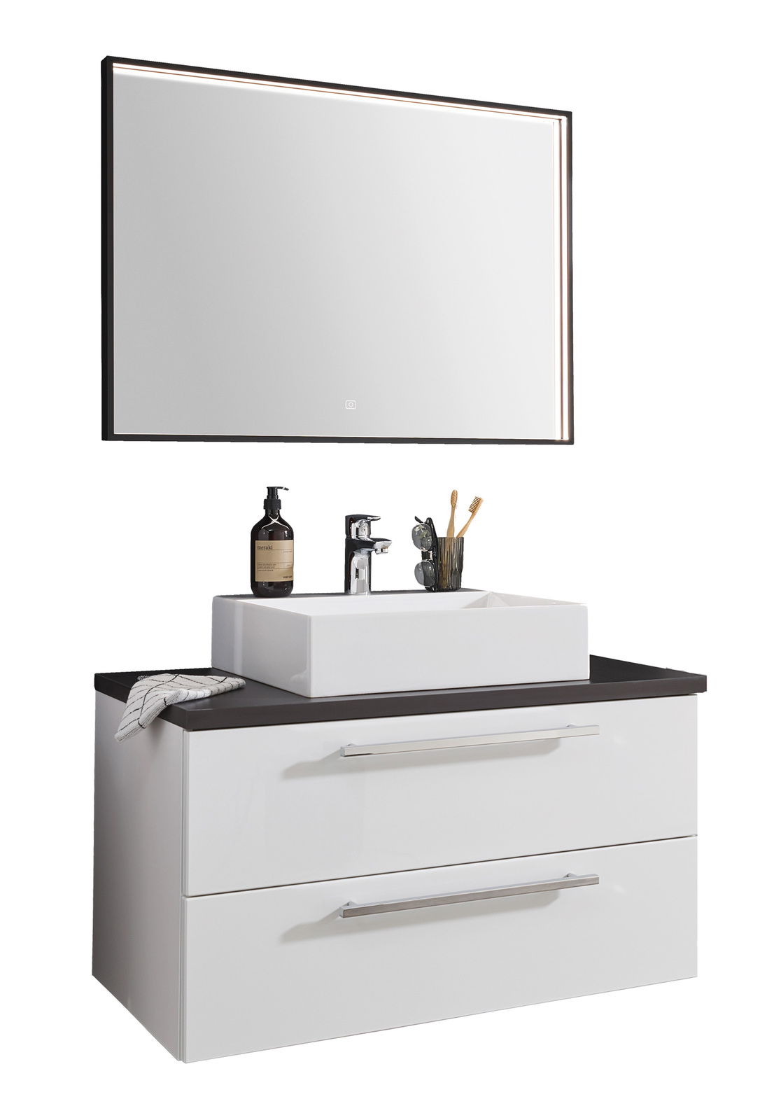 Moderne Badkombination mit rechteckigem Spiegel, Waschbecken und Unterschrank in Frontalansicht.