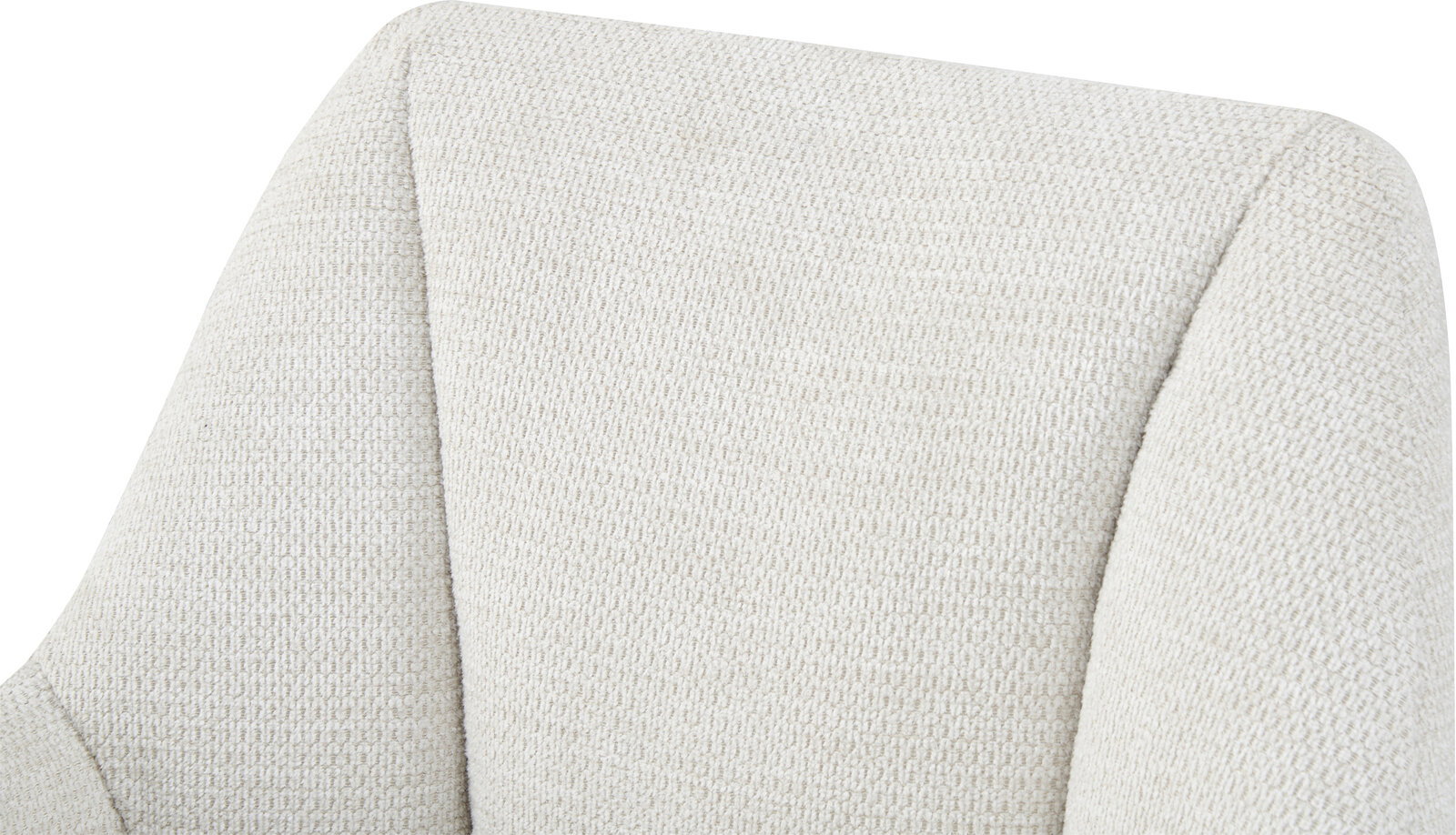 Nahaufnahme eines hellbeigen, strukturiert gewebten Polstersessels mit geschwungener Rückenlehne und Armlehnen, schräg von vorne fotografiert.