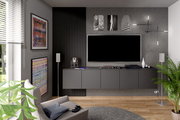 Modernes Wohnzimmer mit grauem Dekopaneel-Set an der Wand, stilvoller Einrichtung und Pflanzen, seitliche Perspektive.