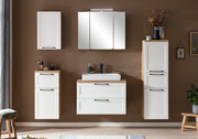 Moderne Badezimmermöbel in Weiß mit Holzdetails, bestehend aus einem Midischrank, einem Waschbeckenunterschrank und einem Spiegelschrank, frontal betrachtet.