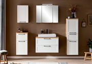 Moderne Badezimmermöbel in Weiß mit Holzdetails, bestehend aus einem Midischrank, einem Waschbeckenunterschrank und einem Spiegelschrank, frontal betrachtet.