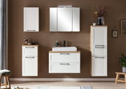 Moderne Badezimmermöbel in Weiß mit Holzdetails, bestehend aus einem Midischrank, einem Waschbeckenunterschrank und einem Spiegelschrank, frontal betrachtet.
