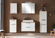 Moderne Badezimmermöbel in Weiß mit Holzdetails, bestehend aus einem Midischrank, einem Waschbeckenunterschrank und einem Spiegelschrank, frontal betrachtet.