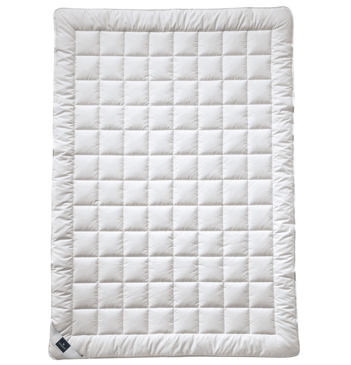 Vogelperspektive auf eine weiße, gesteppte Sommerdecke aus Wildseide, Modell Superlight Sari von billerbeck, Größe 135x200 cm.