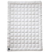 Vogelperspektive auf eine weiße, gesteppte Sommerdecke aus Wildseide, Modell Superlight Sari von billerbeck, Größe 135x200 cm.