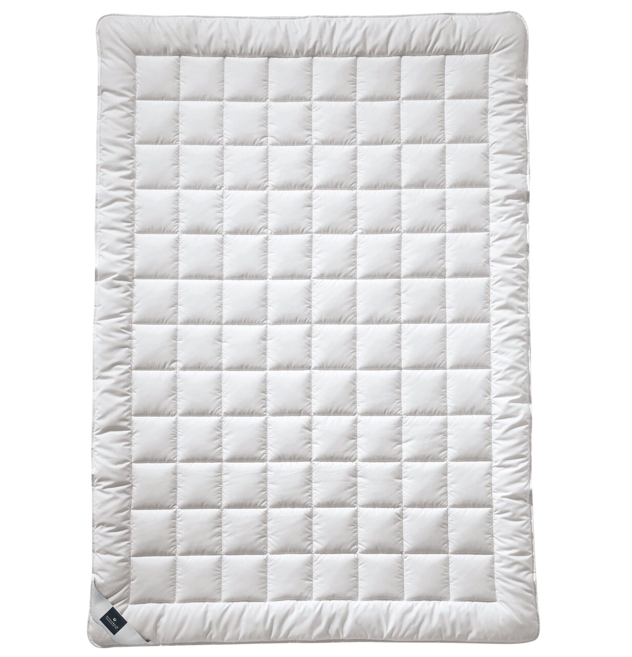 billerbeck Wildseidendecke Superlight SARI Vogelperspektive auf eine weiße, gesteppte Sommerdecke aus Wildseide, Modell Superlight Sari von billerbeck, Größe 135x200 cm.